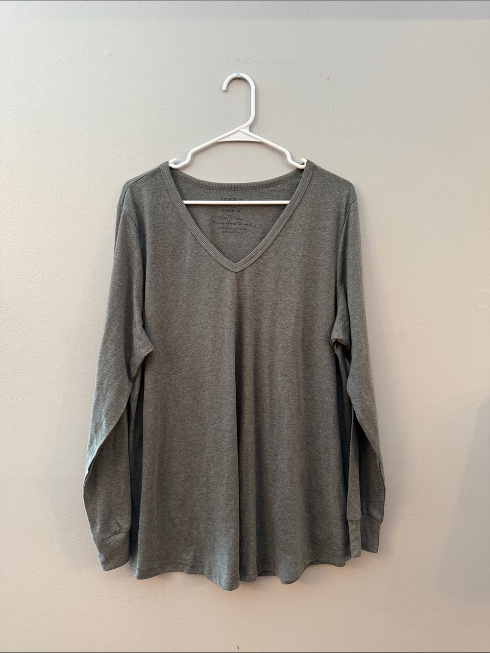 torrid Size 2 Gray V-Neck Long Sleeve Crewneck Tee - very soft